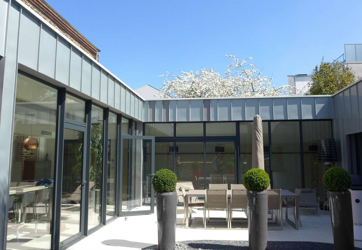 Vue d'une cour intérieure avec terrasse