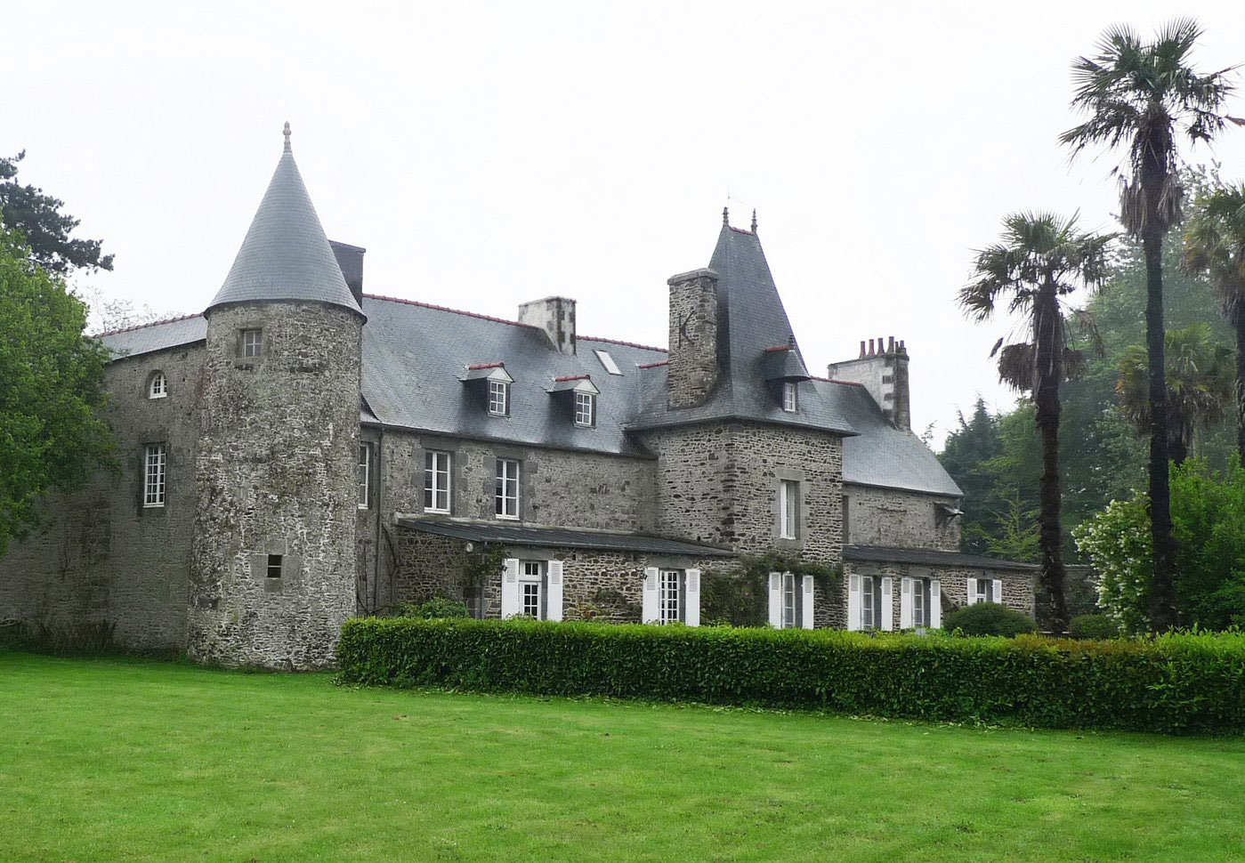 Vue de la façade d'un manoir